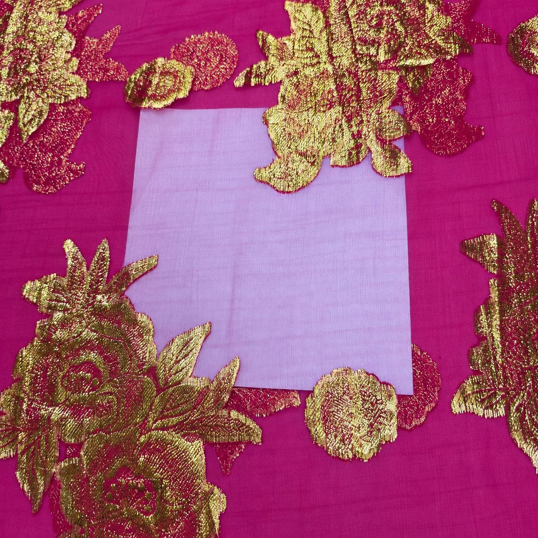 Magenta lurex chiffonsilk – närbild på blomstermotiven och tygets genomskinlighet (bild 3 av 3)