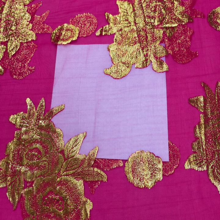 Magenta lurex chiffonsilk – närbild på blomstermotiven och tygets genomskinlighet (bild 3 av 3)