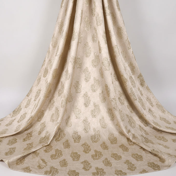 CHAMPAGNEFÄRGAD SATIN JACQUARD TYG MED BLOMMOR (bild 2 av 3)