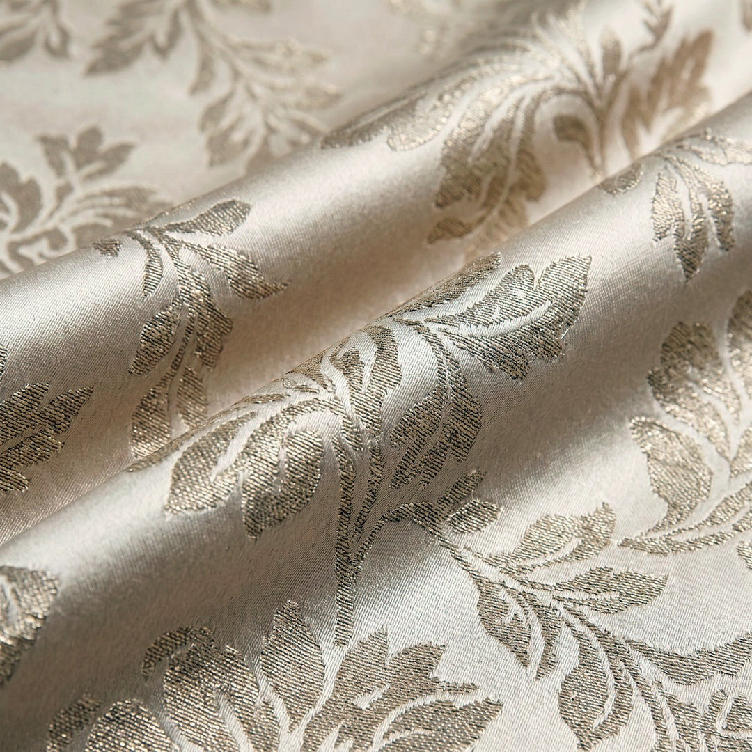 CHAMPAGNEFÄRGAD SATIN JACQUARD TYG MED BOTANISKA MOTIV