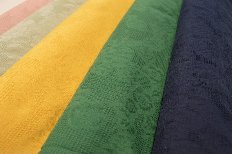 VIT BOMULLS JACQUARD – VÅFFELSTRUKTUR MED BLOMMOTIV