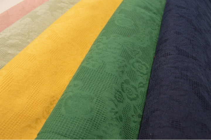 RÖD BOMULLS JACQUARD – VÅFFELSTRUKTUR MED BLOMMOTIV