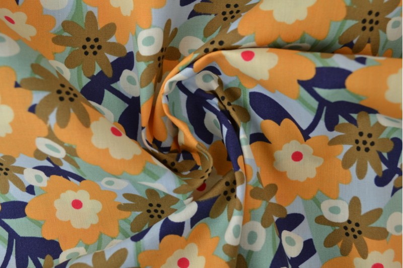 LYSEBLÅ BOMULDSPOPLIN MED STORE RETRO BLOMSTER – ORANGE & MARINEBLÅ