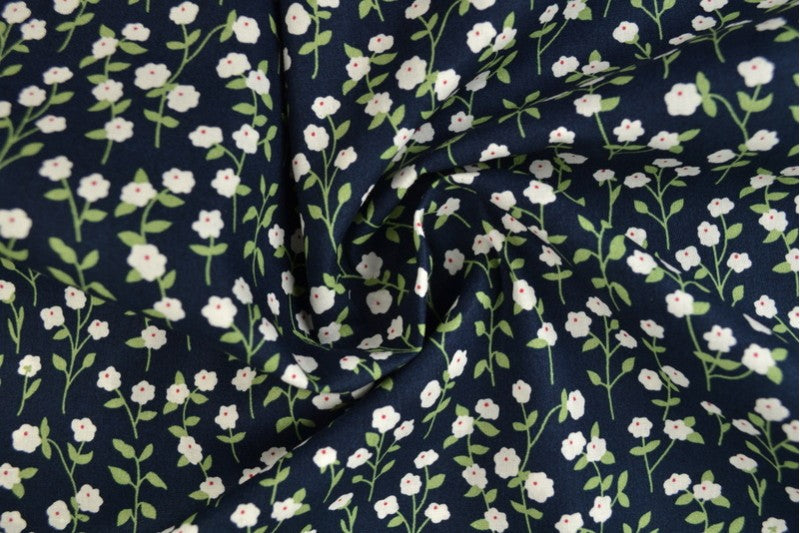 MARINEBLÅ BOMULDSPOPLIN MED DITSY BLOMSTERPRINT – HVID