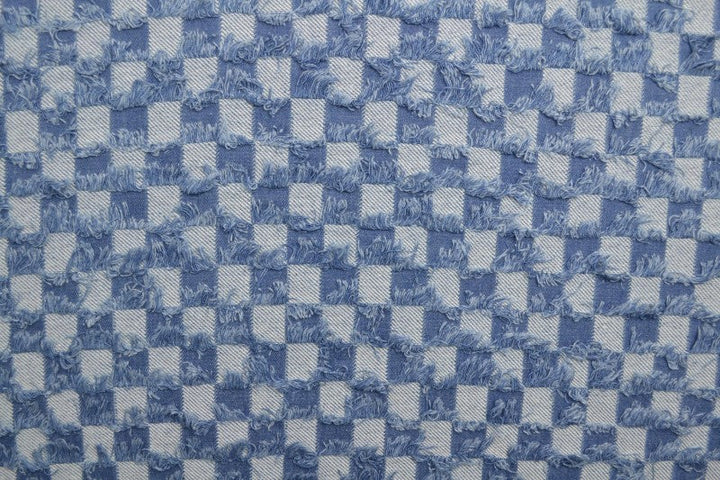 LJUSBLÅ DENIMTYG MED RUTIGT FRYNSMÖNSTER – METERVARA TILL BYXOR & JACKOR