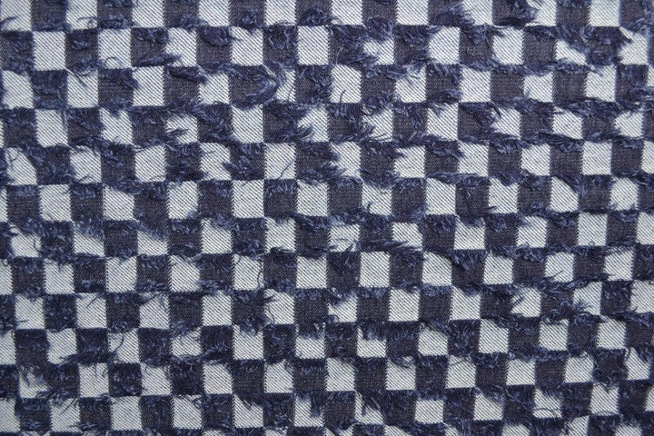 MÖRKBLÅ DENIMTYG MED RUTIGT FRYNSMÖNSTER – METERVARA TILL BYXOR & JACKOR