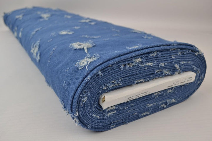 LYS BLÅ DENIM STOF MED VASKET SLIDT OVERFLADE – METERVARE TIL BUKSER & JAKKER