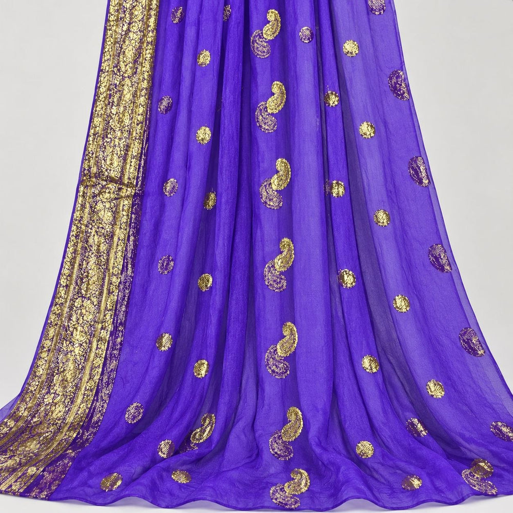 Lila lurex chiffonsilk med gyllene paisleymotiv och guldbort – hängande i mjuka veck, guldborten längs den ena kanten synlig (bild 2 av 3)