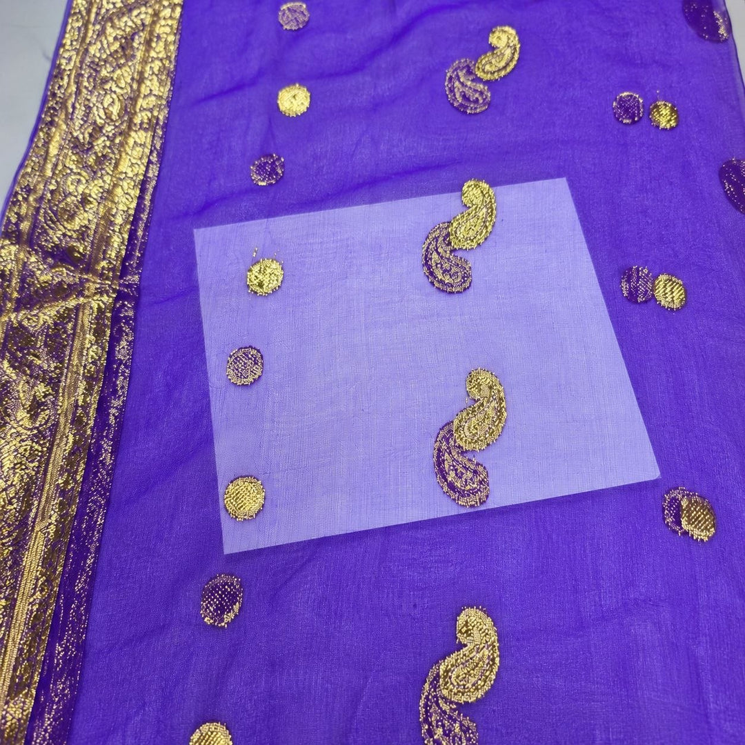 Lila lurex chiffonsilk – närbild på paisleymotiven, guldborten och tygets genomskinlighet (bild 3 av 3)