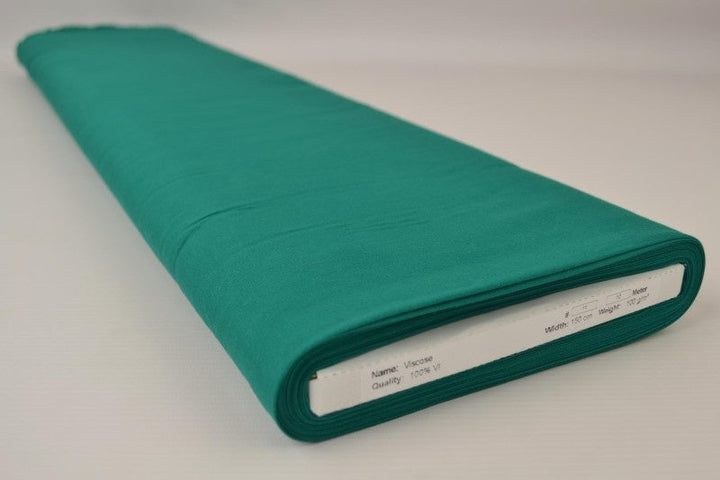 GRÖN VISKOSTYG – LÄTT FALL & ELEGANT MATT GLANS