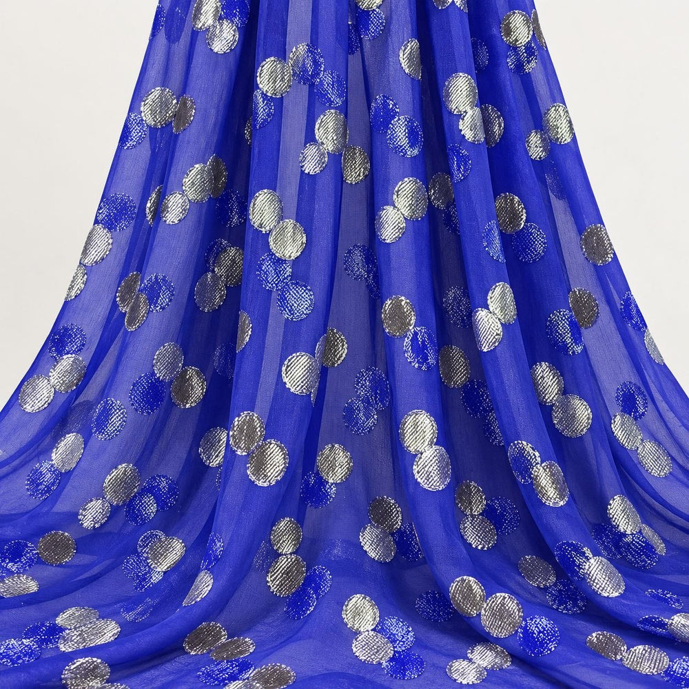 Kungblå lurex chiffonsilk med silver och blå prickar – hängande i mjuka veck på vit bakgrund (bild 2 av 3)