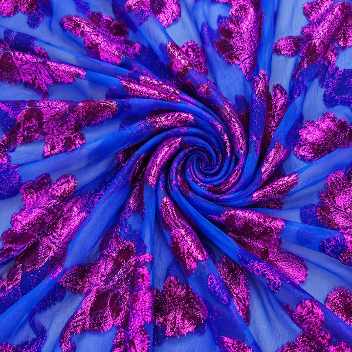 Kungblå lurexchiffong med pink och lila blomstermotiv – tyget format som en spiral (bild 1 av 3)
