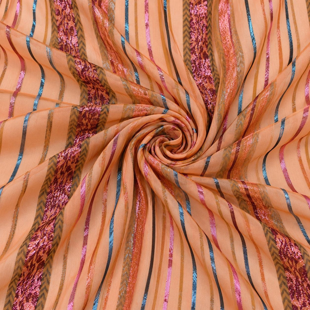 Persikoorange lurex chiffonsilk med flerfärgade glittrande ränder – tyget format som en spiral (bild 1 av 3)
