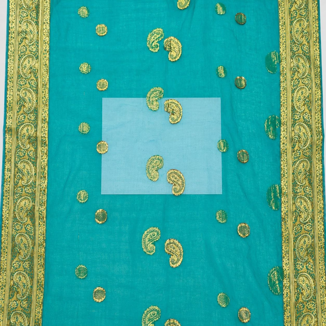 Turkos lurex chiffonsilk – närbild på paisleymönstret, guldborterna och tygets genomskinlighet (bild 3 av 3)