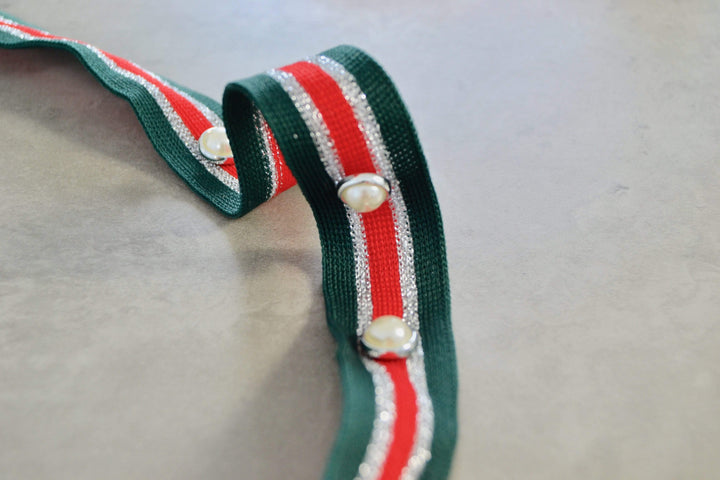 GRÖN, SILVER OCH RÖD BAND MED PÄRLOR 25MM