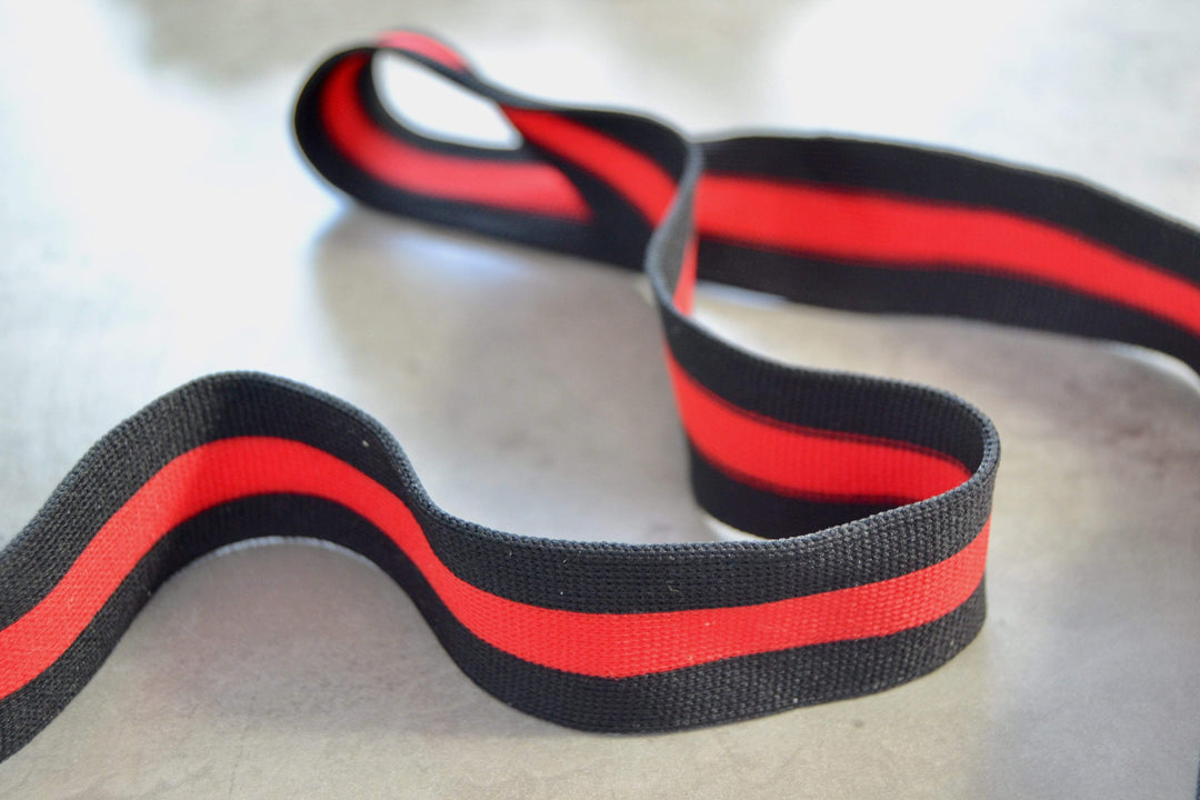 RÖD OCH SVART RANDIGT BAND 20MM