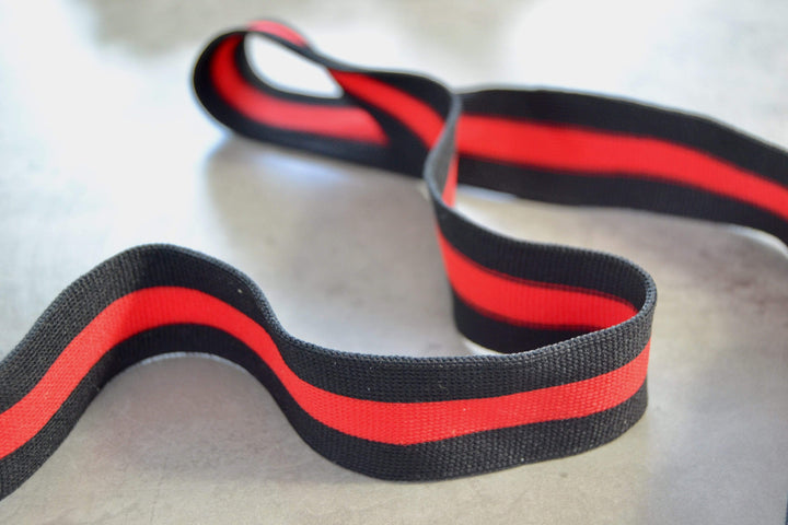 RÖD OCH SVART RANDIGT BAND 20MM