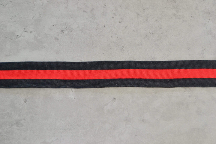 RÖD OCH SVART RANDIGT BAND 20MM