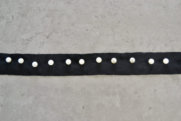 SVART BAND MED VITA PÄRLOR 30MM