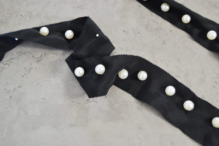 SVART BAND MED VITA PÄRLOR 30MM