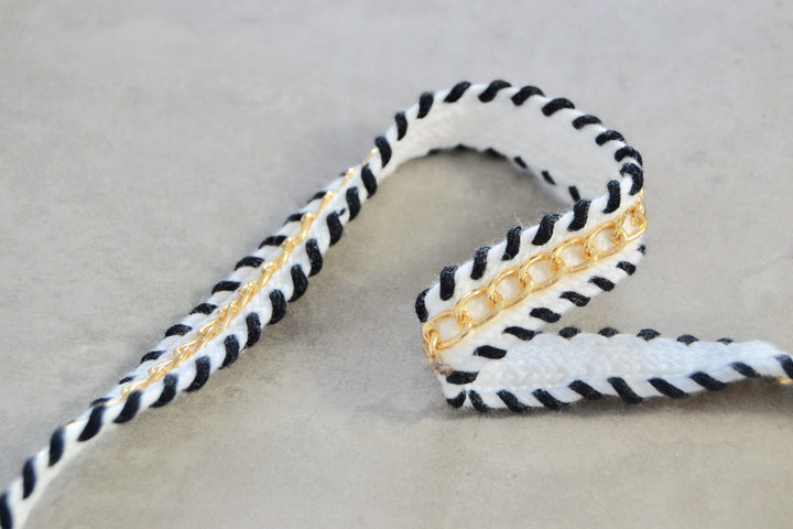 SVART OCH VITT BAND MED GULD KEDJA 20MM