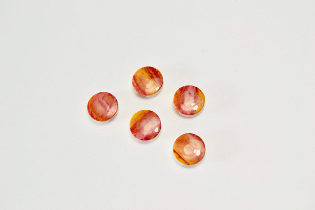 KNAPPAR MED RÖD/ORANGE MÖNSTER 5 ST.