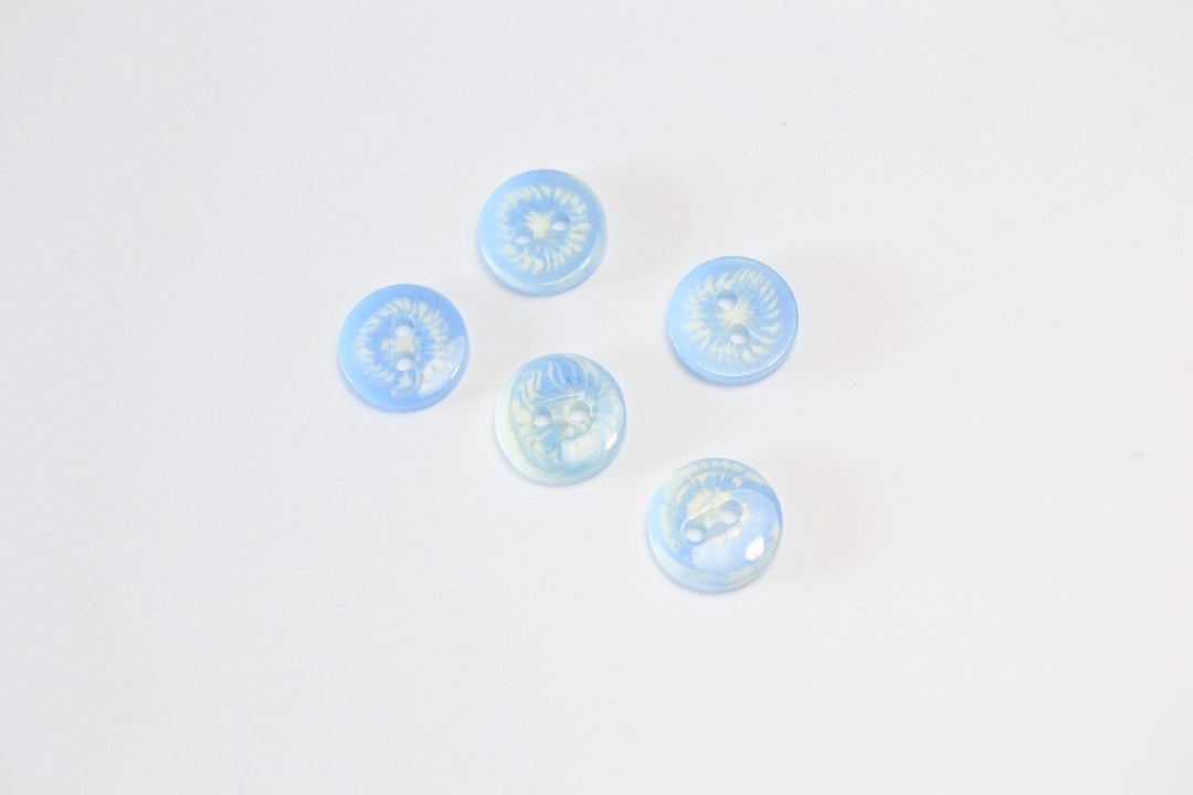 LJUSBLÅ KNAPPAR MED MÖNSTER 5 ST.