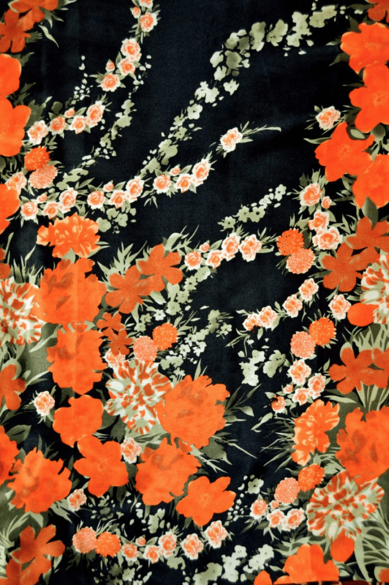 G&M Silke ORANGE OG MØRK SILKE MED BLOMSTER