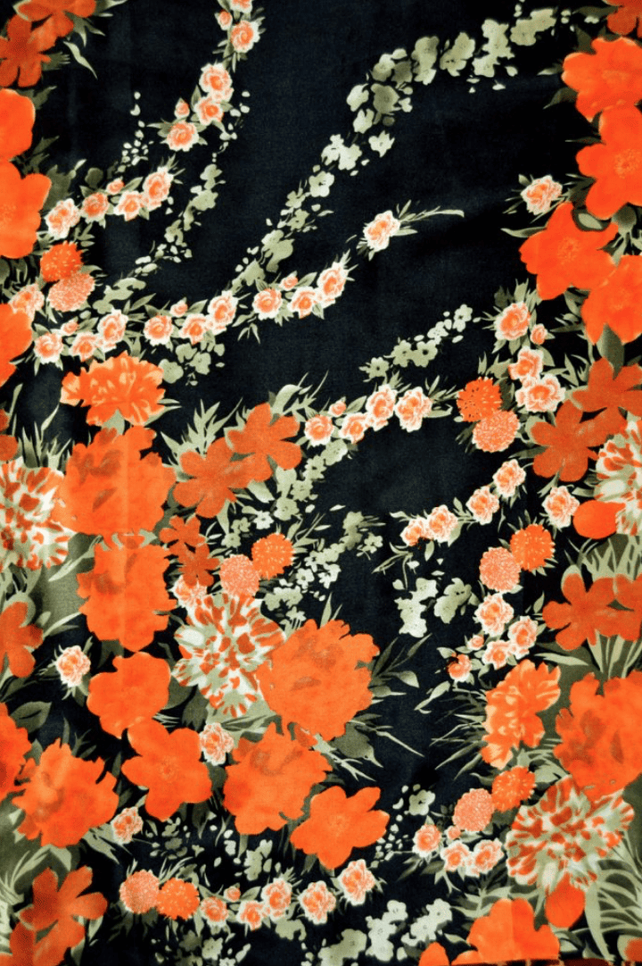 G&M Silke ORANGE OG MØRK SILKE MED BLOMSTER