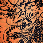 ORANGE SIDEN MED BLOMSTERDEKORATION