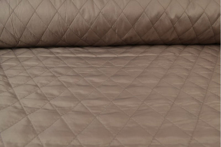 TAUPE QUILTAT TYG MED VADDERAD BAKSIDA