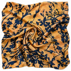 ORANGE OCH GULD SIDEN MED BLOMMTRYCK