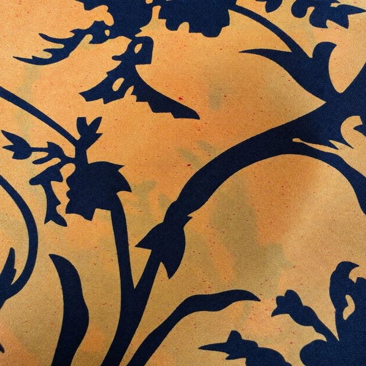 Orange och gul siden med mörkblått blomstertryck – närbild av färgvariationer och fläckar (bild 3 av 3)