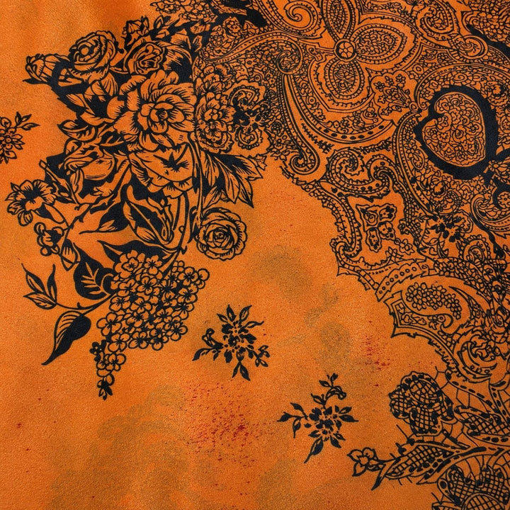 Orange siden med paisleytryck – draperad med blank glans (bild 2 av 4)