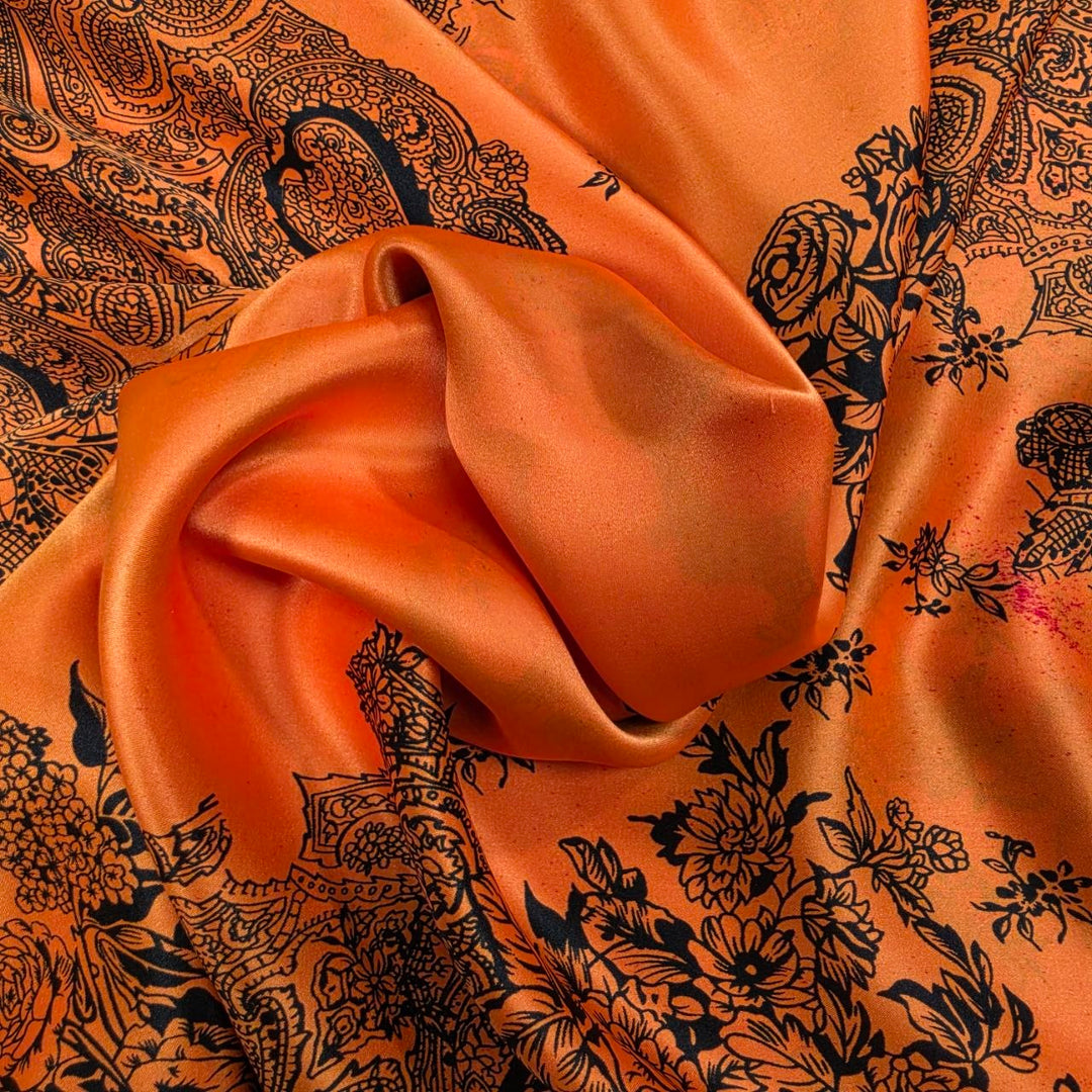 Orange siden med paisleytryck – hela mönstret i detalj (bild 4 av 4)