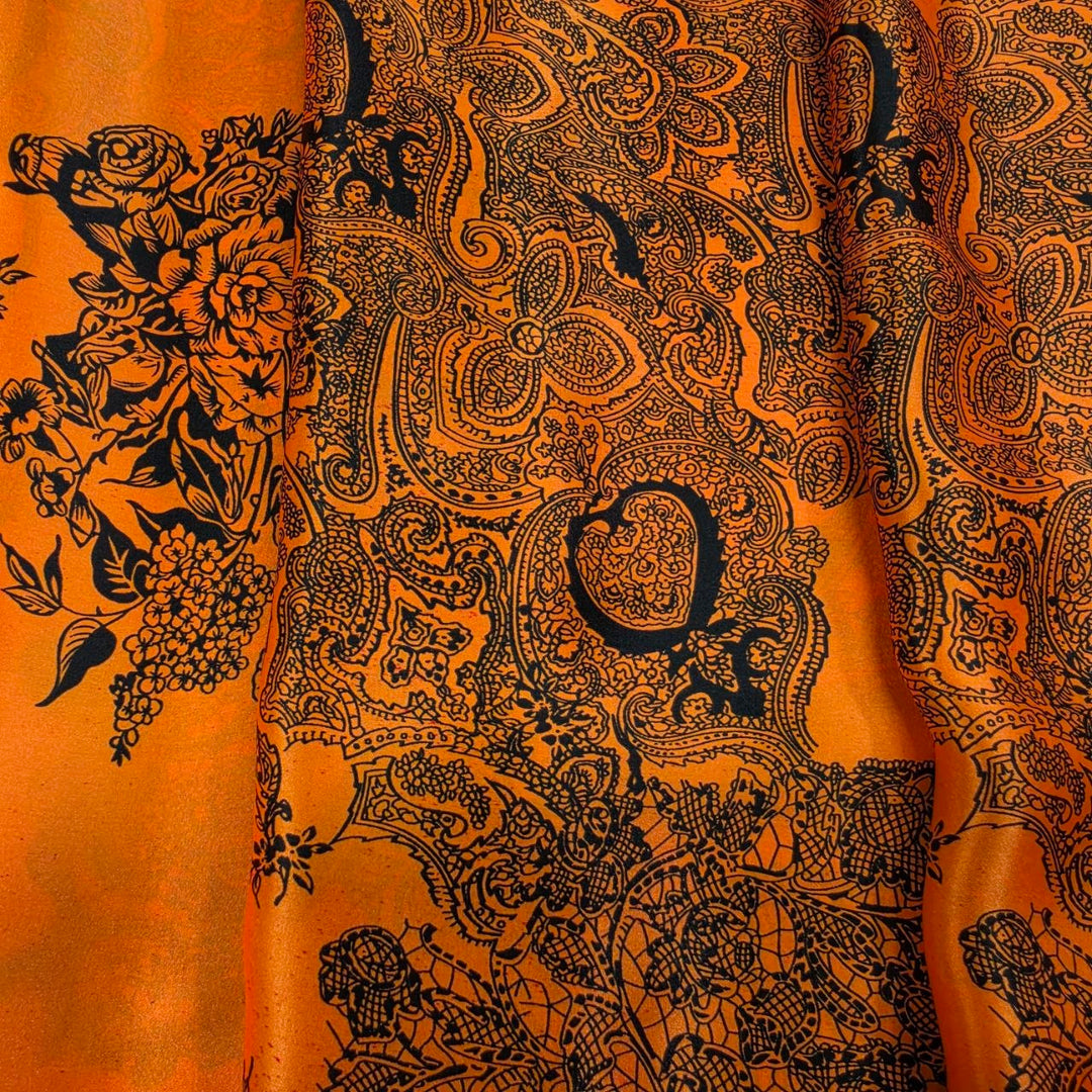 ORANGE SIDEN MED PAISLEYTRYCK