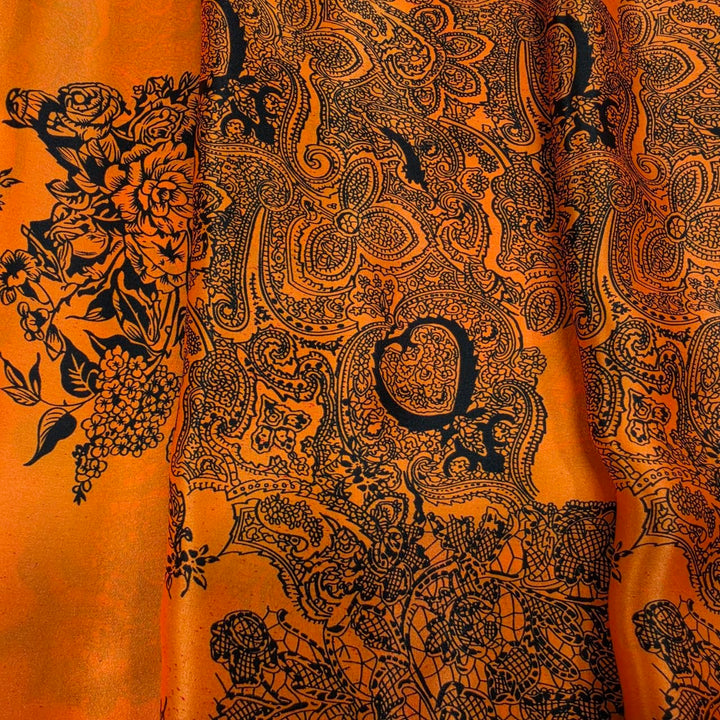 ORANGE SIDEN MED PAISLEYTRYCK