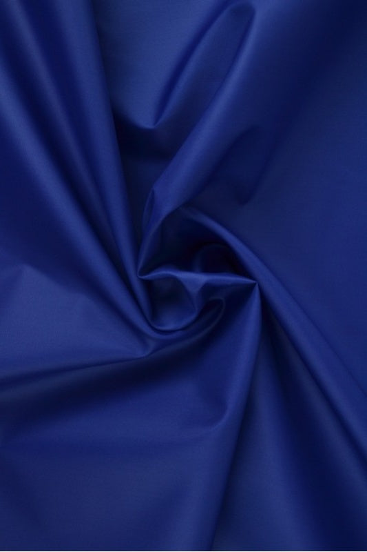 MÖRK BLÅ LÄTT VATTENTÄT POLYESTER – SLITSTARK & SNABBTORKANDE