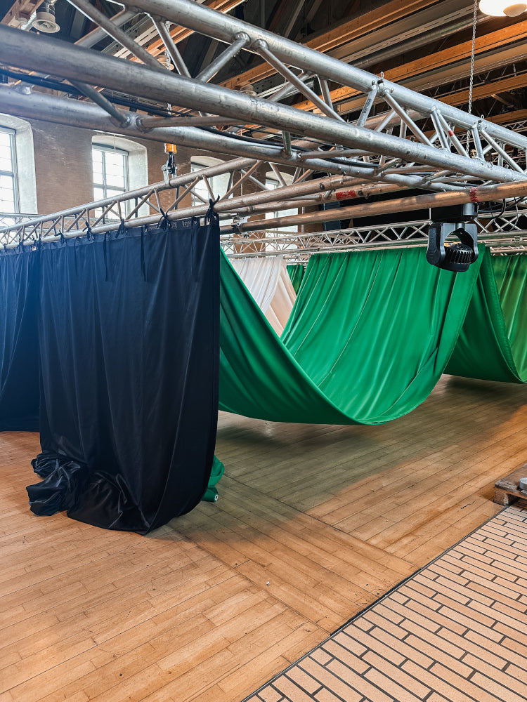 MÖRK BLÅ FLAMSKYDDAD BURLINGTON – EVENT & DEKORATION