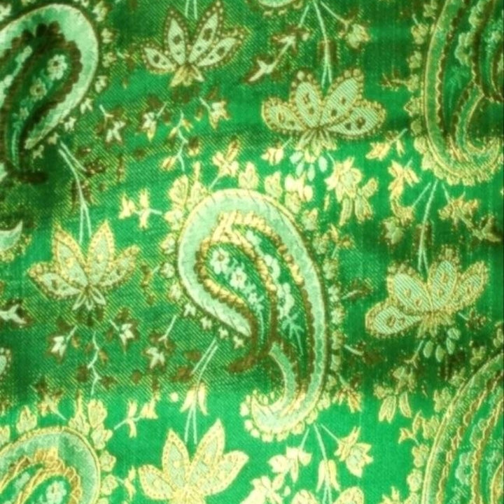 GRÖNT SATIN JACQUARD TYG MED BLAD (bild 3 av 3)