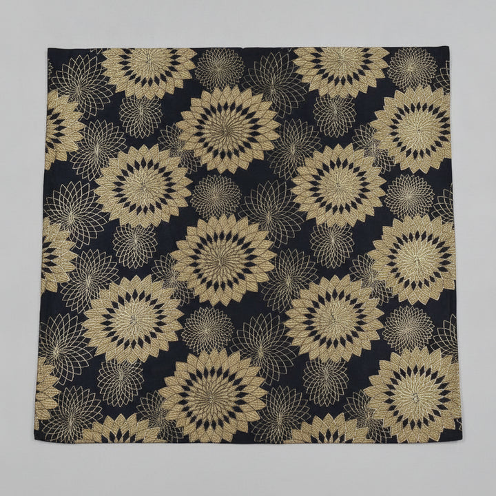 MÖRKBLÅ SATIN JACQUARD TYG MED GULDBLOMMOR (bild 1 av 3)