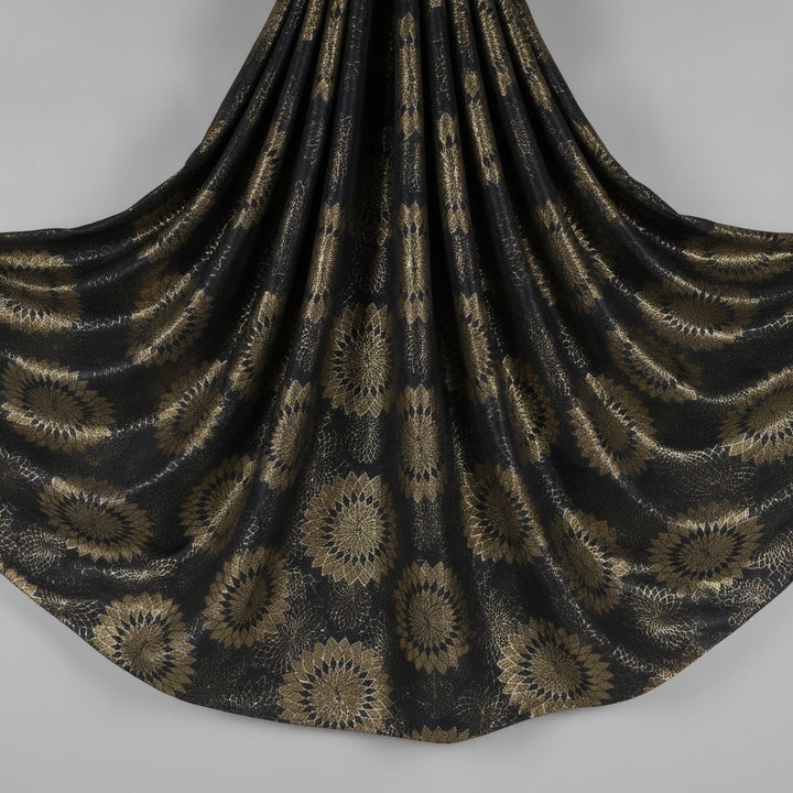 MÖRKBLÅ SATIN JACQUARD TYG MED GULDBLOMMOR (bild 2 av 3)