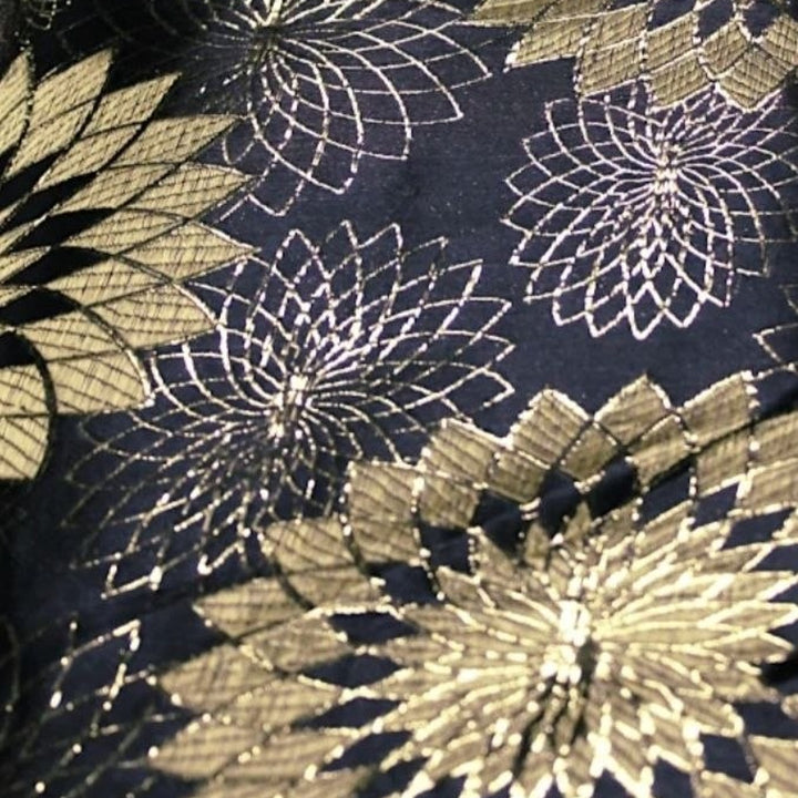 MÖRKBLÅ SATIN JACQUARD TYG MED GULDBLOMMOR (bild 3 av 3)