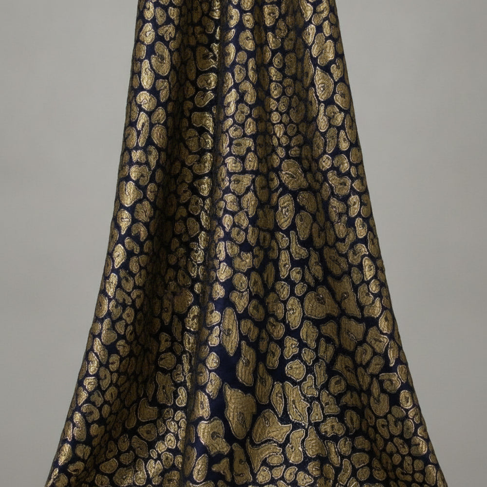 MÖRKBLÅ SATIN JACQUARD TYG MED GULDLEOPARDFLÄCKAR (bild 2 av 3)