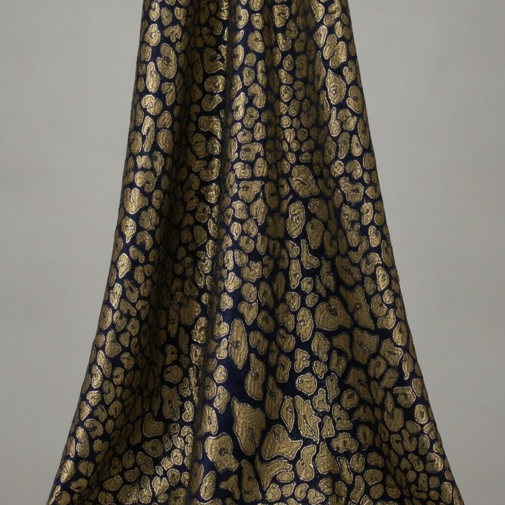 MÖRKBLÅ SATIN JACQUARD TYG MED GULDLEOPARDFLÄCKAR (bild 2 av 3)