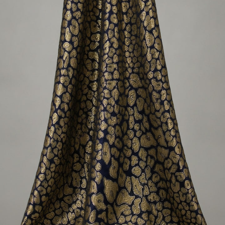 MÖRKBLÅ SATIN JACQUARD TYG MED GULDLEOPARDFLÄCKAR (bild 2 av 3)