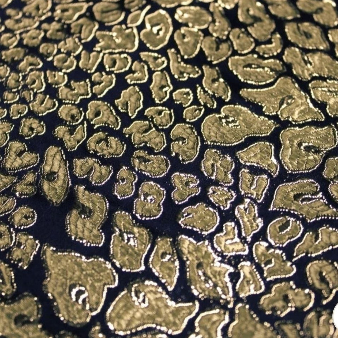 MÖRKBLÅ SATIN JACQUARD TYG MED GULDLEOPARDFLÄCKAR (bild 3 av 3)