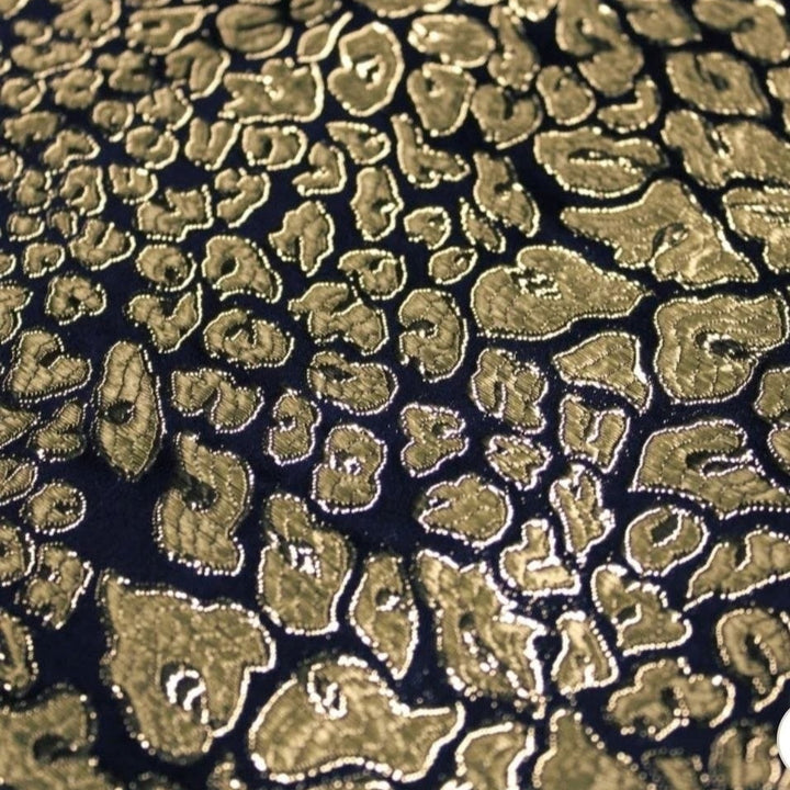 MÖRKBLÅ SATIN JACQUARD TYG MED GULDLEOPARDFLÄCKAR (bild 3 av 3)