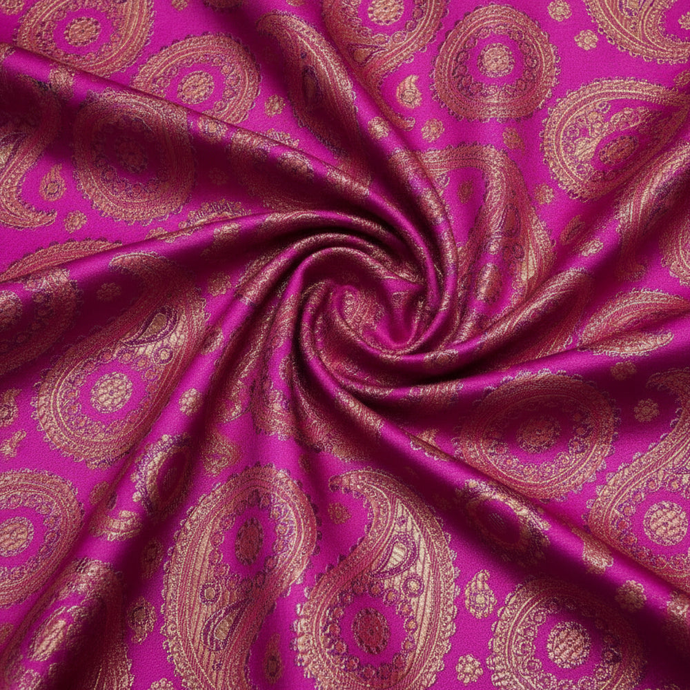 LILA SATIN JACQUARD TYG MED PAISLEYMÖNSTER (bild 2 av 3)