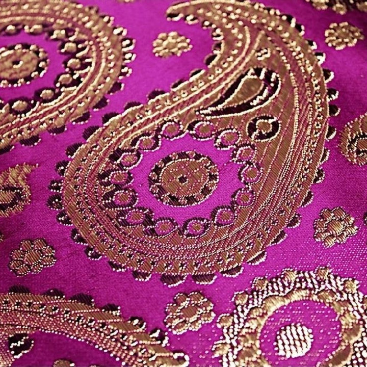 LILA SATIN JACQUARD TYG MED PAISLEYMÖNSTER (bild 3 av 3)
